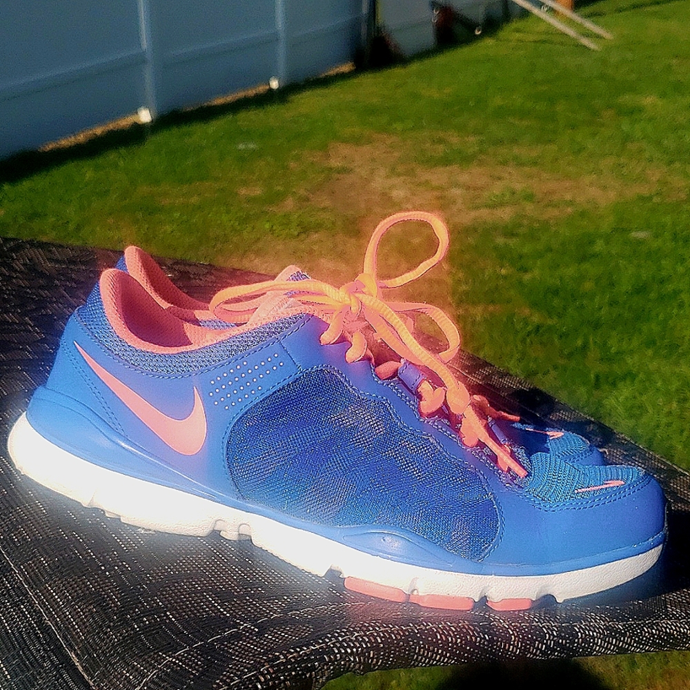 Women's Nike tennis shoes size 8.5